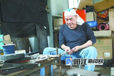 Câu chuyện về Chen Rongliang rèn dao theo phương pháp cổ truyền tại Yangjiang